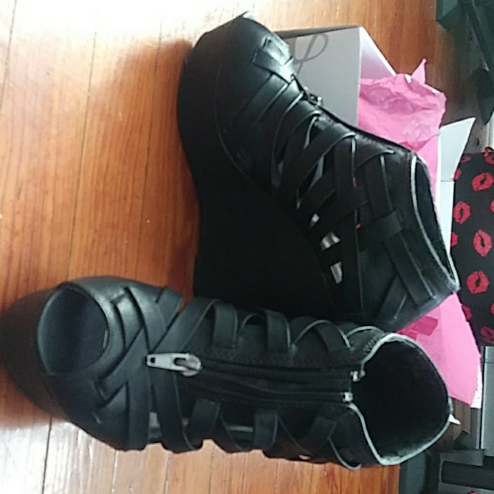 Black wedges